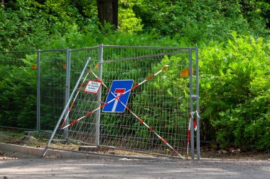 Berlin'de bir parkta trafik işaretleri ile Unutulmuş tel çit