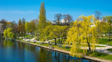Bankanın ana İstasyonu'na ve yeni inşa edilen europacity ortasında Berlin Spree bir bahar gününde