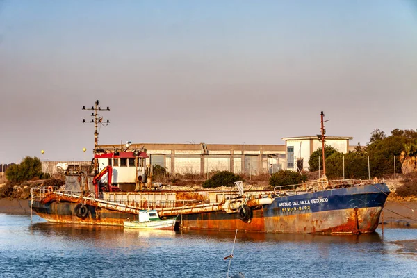 Velho Navio Enferrujado Pequeno Porto Andaluzia Espanha — Fotografia de Stock