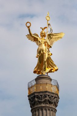 Berlin Zafer Sütunu'nun tepesindeki yaldızlı tanrıça Victoria