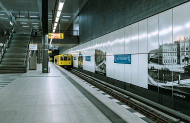 Berlin Merkez İstasyonu'ndaki metro istasyonunda toplu taşıma