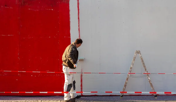 Τεχνίτης Και Ζωγράφος Στην Εργασία Ένα Φράχτη Και Μια Πρόσοψη — Φωτογραφία Αρχείου