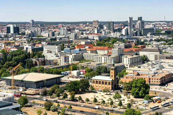 柏林从鸟瞰与波茨坦广场 电视塔 爱乐大厅和莱比锡街 — 图库照片