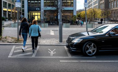 Yanlış park edilmiş arabalar Berlin, Almanya 'da yaya trafiğini engelliyor.