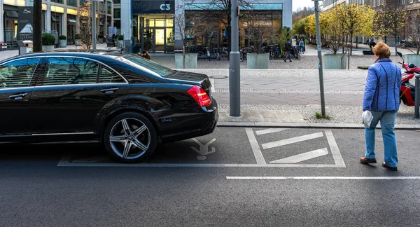 Tévesen Parkoló Autók Akadályozzák Gyalogos Forgalmat Berlinben Németországban — Stock Fotó