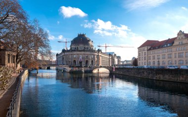 Bodemuseum'daki River Spree, Museum Island ve Berlin şehir merkezindeki Kupfergraben, Almanya