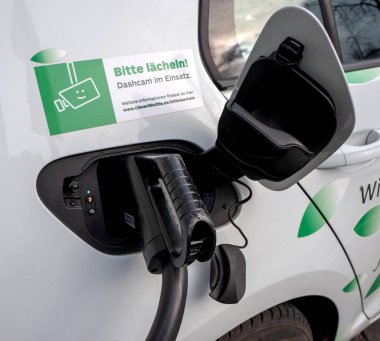 elektrikli araba bir ayağı üzerinde duruyor ve enerji ile yakıt ikmali, Almanya