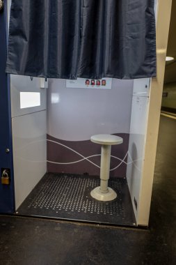 Hızlı pasaport fotoğrafları için bir makinede kanepe.