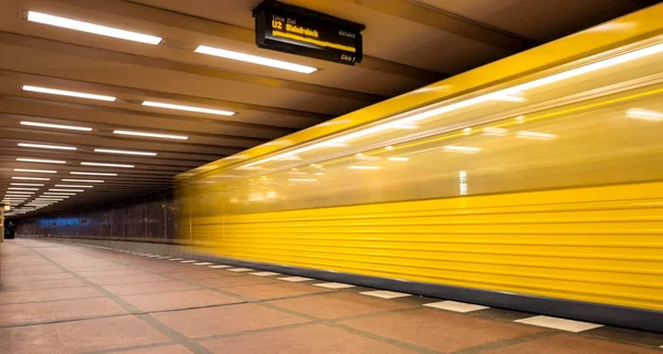 Indulás sárga metróval egy berlini vasútállomáson — Stock Fotó