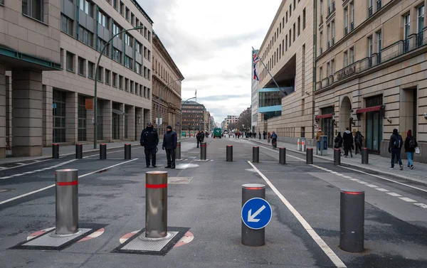 ベルリンのヴィルヘルム通りのセキュリティボラードと英国大使館へのアクセス — ストック写真