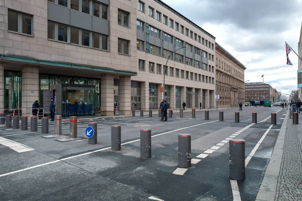 ベルリンのヴィルヘルム通りのセキュリティボラードと英国大使館へのアクセス — ストック写真