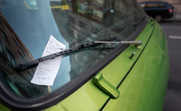 Boleto de estacionamiento para estacionamiento incorrecto detrás del limpiaparabrisas de un delincuente de tráfico —  Fotos de Stock