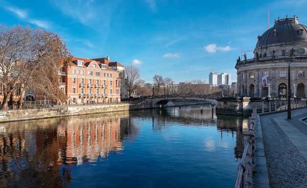 Il fiume Sprea al Bodemuseum, l'isola dei musei e il Kupfergraben nel centro di Berlino, in Germania — Foto Stock