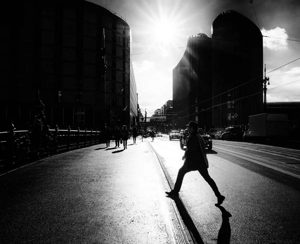 Światło, cień i ludzie na moście w Berlinie Friedrichstrasse — Zdjęcie stockowe