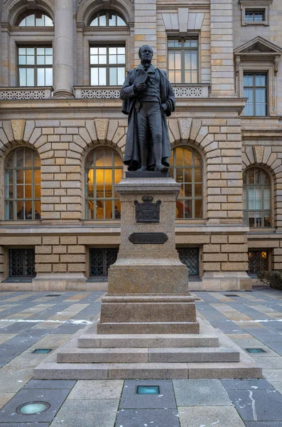 Staty av den preussiske politikern Karl Harberg inför representanthuset i Berlin, Tyskland — Stockfoto