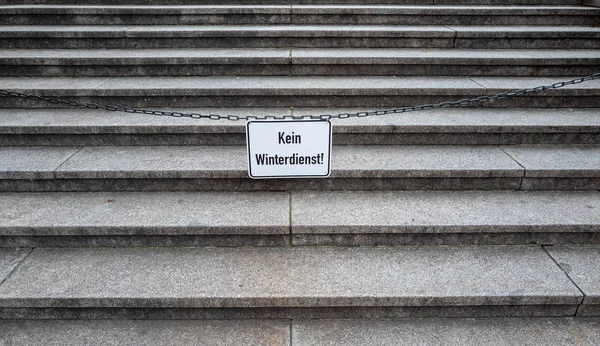 Señal de información por la falta de servicio de invierno en los escalones de una escalera de piedra en Berlín — Foto de Stock