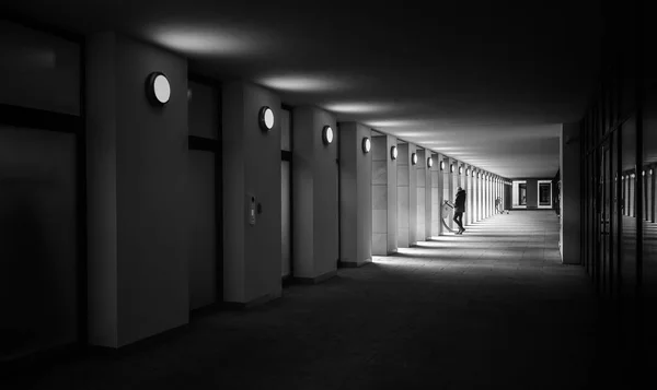 Lång och mörk hall på en ny byggnad i Berlin — Stockfoto