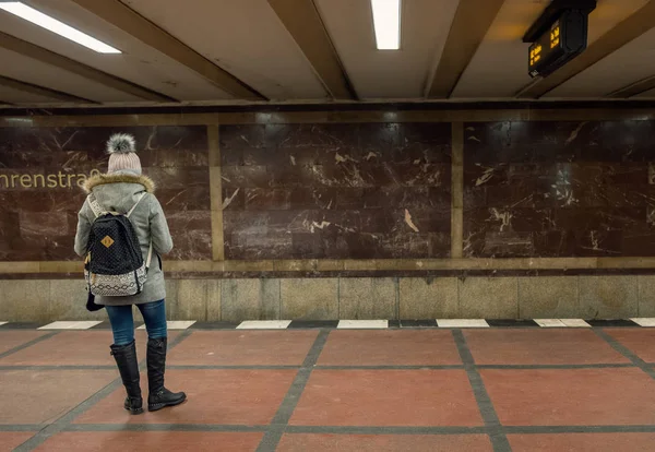 Одна жінка стоїть на платформі і чекає, поки поїзд, берлін, зародок. — стокове фото