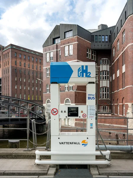 Ένας σύγχρονος σταθμός υδρογόνου για ανεφοδιασμό στο Speicherstadt του Αμβούργου, στο Αμβούργο, στη Γερμανία — Φωτογραφία Αρχείου