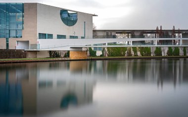 Berlin, Almanya, köprüler, hükümet binaları ve hükümet bölgesi ve Spree Nehri çevresindeki Berlin ana istasyonu