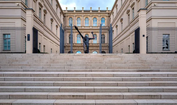 A escultura de bronze "O Passo do Século" na entrada do Museu Barberini em Potsdam, Brandemburgo, Alemanha — Fotografia de Stock