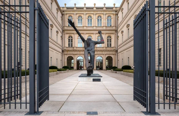 La escultura de bronce "El Paso del Siglo" en la entrada del Museo Barberini en Potsdam, Brandeburgo, Alemania — Foto de Stock