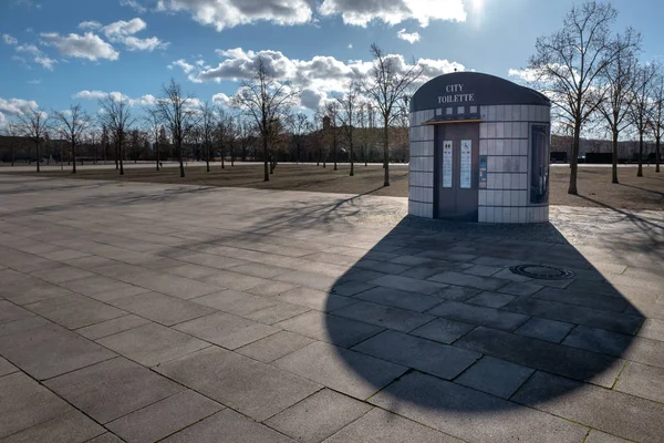 Public toilet next to a parking lot in downtown Potsdam — Stock Photo, Image