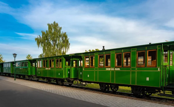 Vecchi carri verdi della famosa ferrovia del Chiemsee in Baviera, Germania — Foto Stock