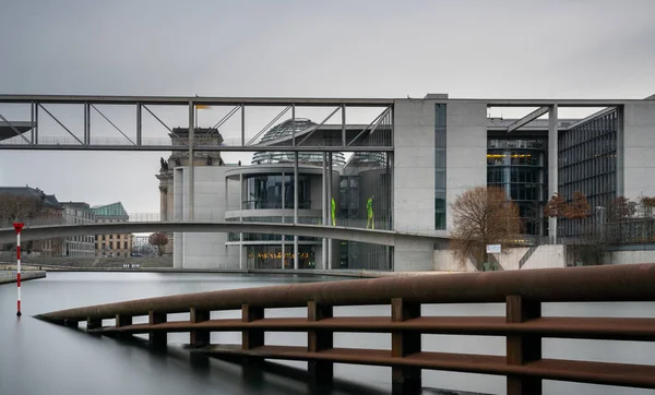 Langzeitbelichtung der Spree im Berliner Regierungsviertel, Deutschland — Stockfoto