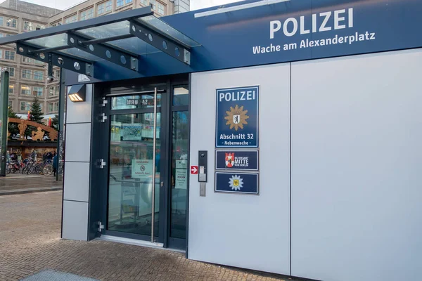 Strażnik berlińskiej policji w centralnym punkcie Berlina Alexanderplatz, Niemcy — Zdjęcie stockowe