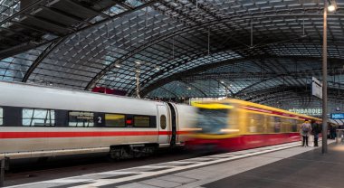 trenler, yolcular ve diğerleri ve Berlin ana istasyonunda, Almanya