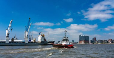 Almanya 'nın Hamburg limanında gemiler ve limanlar