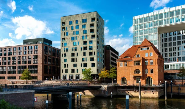 Régi és új épületek az Ericus hídon Hamburg és a Speicherstadt környékén, Németország — Stock Fotó