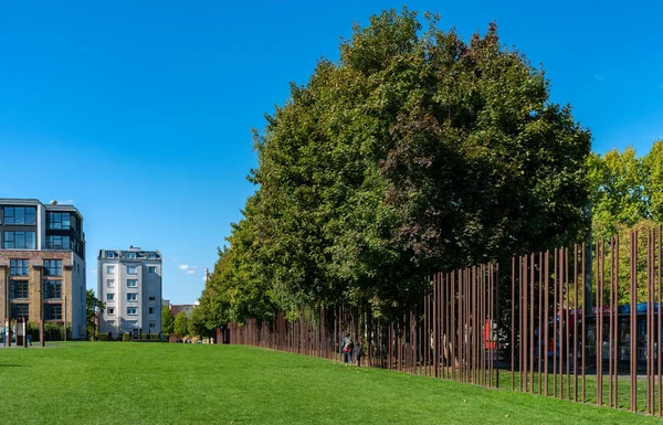 Rostige Stelen und Fotos der Opfer der Berliner Mauer am Mahnmal in der bernauer strae — Stockfoto