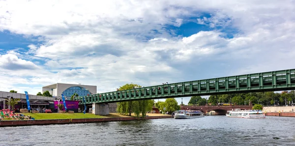 Le pont gustav heinemann dans le quartier du gouvernement berlin, l'itinéraire reliant la gare principale à la chancellerie fédérale — Photo