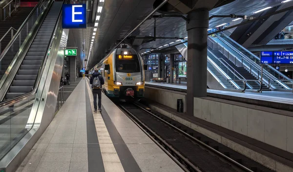 Treinen, reizigers en anderen op en in het centraal station van Berlijn, Duitsland — Stockfoto