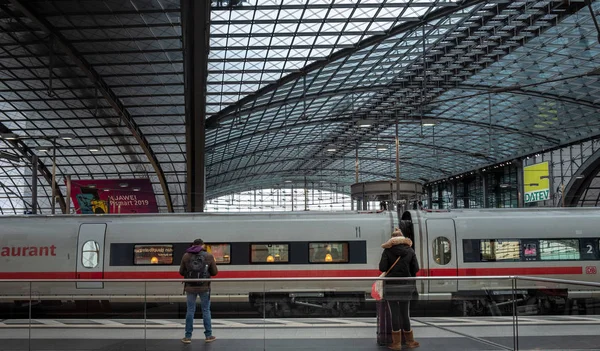 Vlaky, cestující a další na berlínské hlavní stanici, Německo — Stock fotografie
