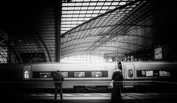 Tåg, resenärer och andra på och i Berlins centralstation, Tyskland — Stockfoto