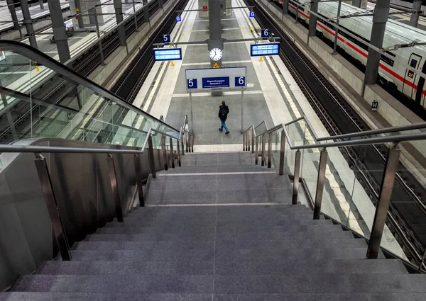 Trenes, viajeros y otros en y en la estación principal de Berlín, Alemania —  Fotos de Stock