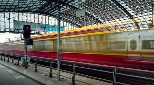 Vlaky, cestující a další na berlínské hlavní stanici, Německo — Stock fotografie