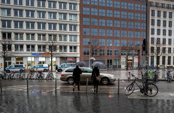 Passers-by and pedestrians in berlin friedrichstrasse in rainy weather, germany — Stock Photo, Image