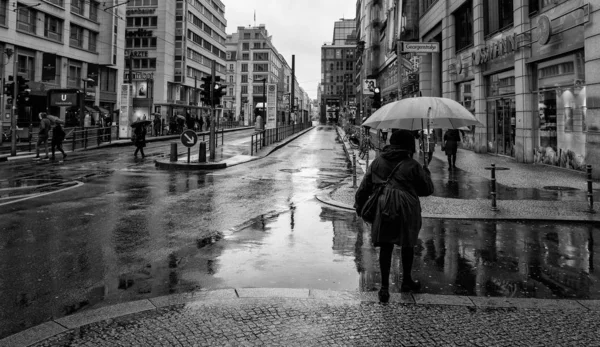 路人和行人在柏林弗里德里希大街在雨天，德国 — 图库照片