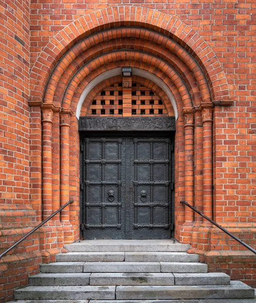 Портал та презентація на дверях собору Розарій в Берліні, Стегліц, Німеччина — стокове фото