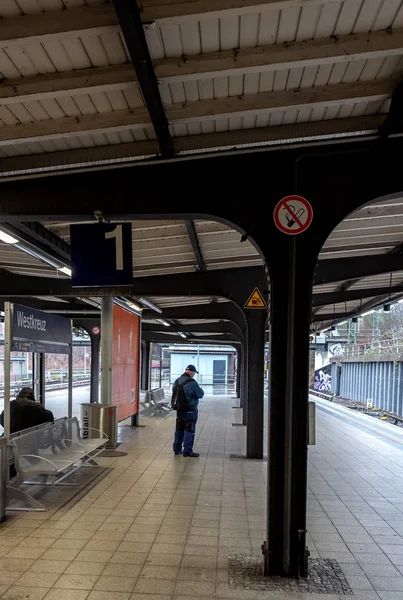 Treinstations en perrons van de Berlijnse trein in de ring van de stad, Berlijn, Duitsland — Stockfoto