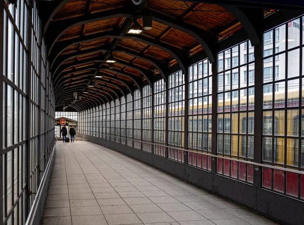 Estaciones de tren y plataformas del tren de Berlín dentro del anillo de la ciudad, Berlín, Alemania —  Fotos de Stock