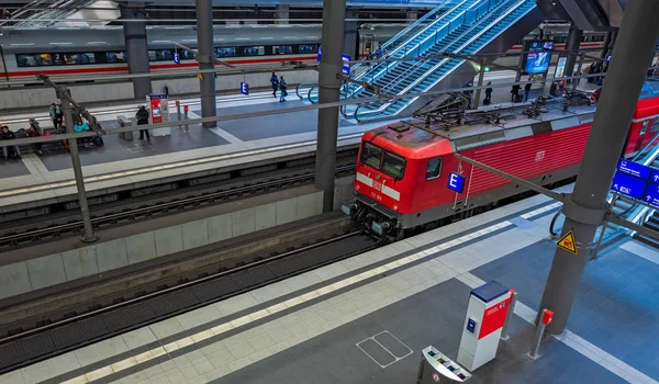 Treinen, reizigers en anderen op en in het centraal station van Berlijn, Duitsland — Stockfoto