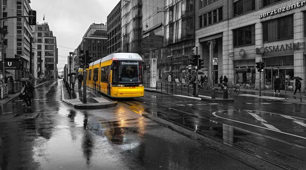Straatscènes en verkeersinformatie bij regenachtig weer in Berlijn Friedrichstrasse, Duitsland — Stockfoto