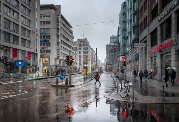 Уличные сцены и дорожное движение в дождливую погоду в Берлин-Фридрихштрассе, Германия — стоковое фото
