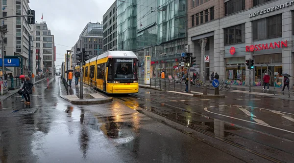 Straatscènes en verkeersinformatie bij regenachtig weer in Berlijn Friedrichstrasse, Duitsland — Stockfoto