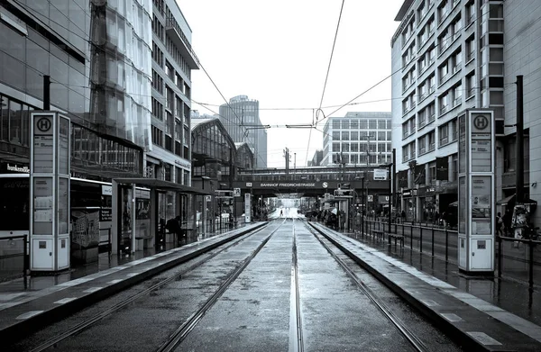 Ulic i ruchu drogowego w deszczowej pogodzie w Berlinie Friedrichstrasse, Niemcy — Zdjęcie stockowe